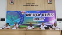 Ketua Komite Nasional Keselamatan Transportasi (KNKT) Dr Ir Soerjanto Tjahjono,  Investigator KNKT Ony Soerjo Wibowo, Komite IK Perkeretaapian KNKT Suprapto, Ketua Sub Komite Lalu Lintas Angkutan Jalan (LLAJ) KNKT, dan Ketua Sub Komite IK Pelayaran Capt. Anggiat PTP P dalam Media Rilis KNKT 2023 - (Liputan6.com/Vatrischa Putri Nur Sutrino)