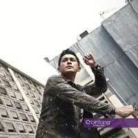 Miller Khan fokus bermain film. (Fotografer: Bambang E. Ros, Stylist : Indah Wulansari, Digital Imaging: Muhammad Iqbal Nurfajri/Bintang.com)