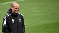 Pelatih Juventus, Massimiliano Allegri menyaksikan pemainnya berlatih selama sesi latihan di tempat latihan Continassa di Turin, Italia (15/3/2022). Juventus akan menghadapi Villarreal pada leg kedua babak 16 besar Liga Champions di Allianz Stadium. (AFP/Marco Bertorello)