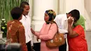 Suasana haru empat WNI anak buah Kapal Nathan 3 yang disandera perompak Somalia diserahterimakan kepada pihak keluarga di Kantor Kementerian Luar Negeri, Jakarta, Senin (31/10). (Liputan6.com/Johan Tallo)