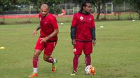 Gelandang Persija Jakarta, Septinus Alua, mendengarkan instruksi saat latihan di Lapangan Sutasoma, Jakarta, Rabu (31/1/2018). Latihan ini merupakan persiapan jelang babak delapan besar Piala Presiden. (Bola.com/Asprilla Dwi Adha)