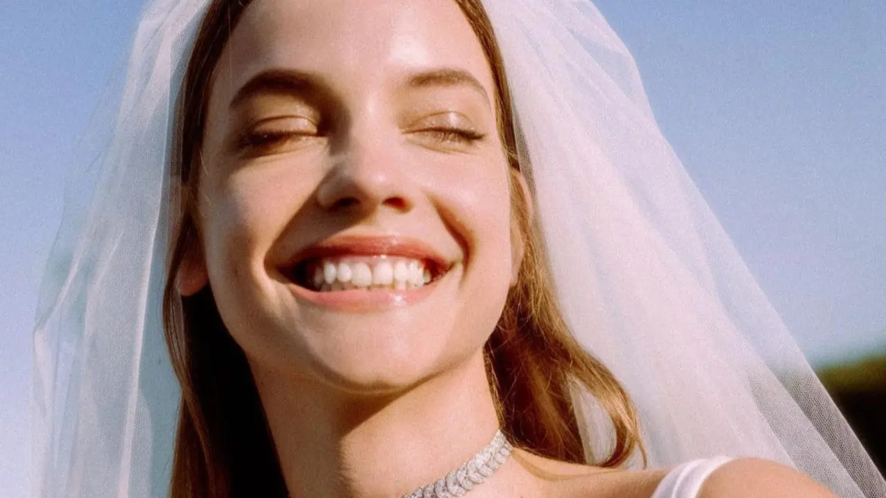 Detail Hairdo dan Makeup Glowing Barbara Palvin yang Resmi Menikah dengan Dylan Sprouse