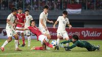 Duel antara Timnas Indonesia U-19 kontra Thailand dalam laga Grup A Piala AFF U-19 2022 di Stadion Patriot Candrabhaga, Bekasi, Rabu (6/7/2022) malam WIB. (Bola.com/Bagaskara Lazuardi)