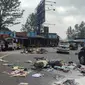 Pedagang kaki lima (PKL) di kawasan Puncak, Cisarua, Kabupaten Bogor, meluapkan kekesalan dengan membakar ban dan sisa material bangunan hingga melempar sampah ke jalan, Senin (24/6/2024). (Liputan6.com/Achmad Sudarno)