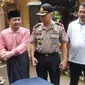 Ketua Rois PCNU Garut KH. Amin Muhyidin Maolani, tengah menyerahkan burung Cendrawasih ke BKSDA Wilayah V Garut, beberapa watu lalu (Liputan6.com/Jayadi Supriadin)