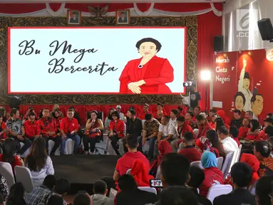 Ketum PDIP, Megawati Soekarnoputri saat berdialog dengan elemen muda di DPP PDIP, Jakarta, Senin (7/1). Megawati bercerita tentang pengalaman hidup sebagai Ketum Partai dan Sebagai anak sosok seorang Proklamator Ir. Soekarno. (Liputan6.com/Johan Tallo)
