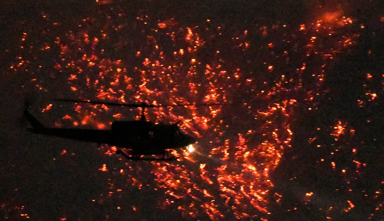 Sebuah halikopter saat mencoba memadamkan api pada kebakaran hutan yang terjadi di Calabasas , California , AS , 4 Juni 2016. Api yang membakar hutan California mempunyai julukan Old Fire.( REUTERS / Gene Blevins)