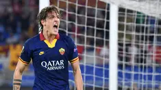 Gelandang AS Roma, Nicolo Zaniolo, merayakan gol yang dicetaknya ke gawang Istanbul Basaksehir pada laga Europa League di Stadion Olimpico, Roma, Kamis (19/9). Roma menang 4-0 atas Istanbul. (AFP/Alberto Pizzoli)