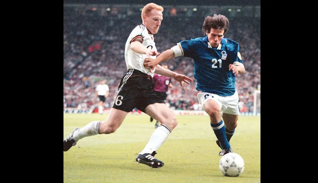Cemerlang di klub, Matthias Sammer tentu saja tidak ditinggalkan untuk Euro 1996. Pelatih Timnas Jerman saat itu, Berti Vogts, menjadikan Sammer sebagai pilar penting timnya. (Foto: AFP/Maurizio Brambatti)