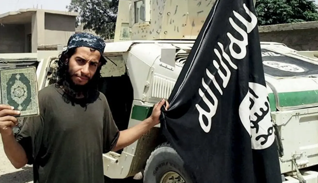 Foto tak bertanggal menunjukkan wajah Abdelhamid Abaaoud yang dimuat majalah online Dabiq. Pria yang merupakan warga negara Belgia ini dicurigai sebagai otak di balik aksi teror di Paris. (REUTERS/Social Media Website)