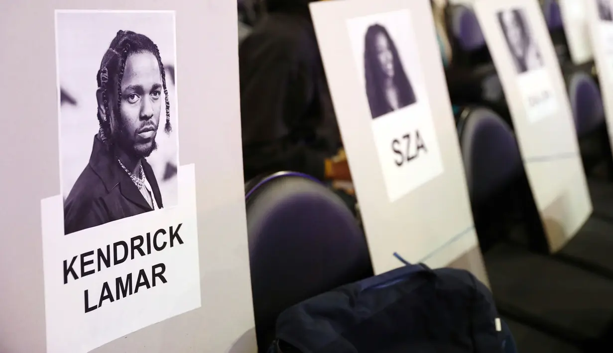 Foto rapper Kendrick Lamar tertempel di tempat duduk untuk perhelatan Grammy Awards 2019 di Staples Center, Los Angeles, Kamis (7/2). Grammy Awards ke-61 diadakan pada 10 Februari pukul 20.00 waktu setempat. (Matt Sayles/Invision/AP)