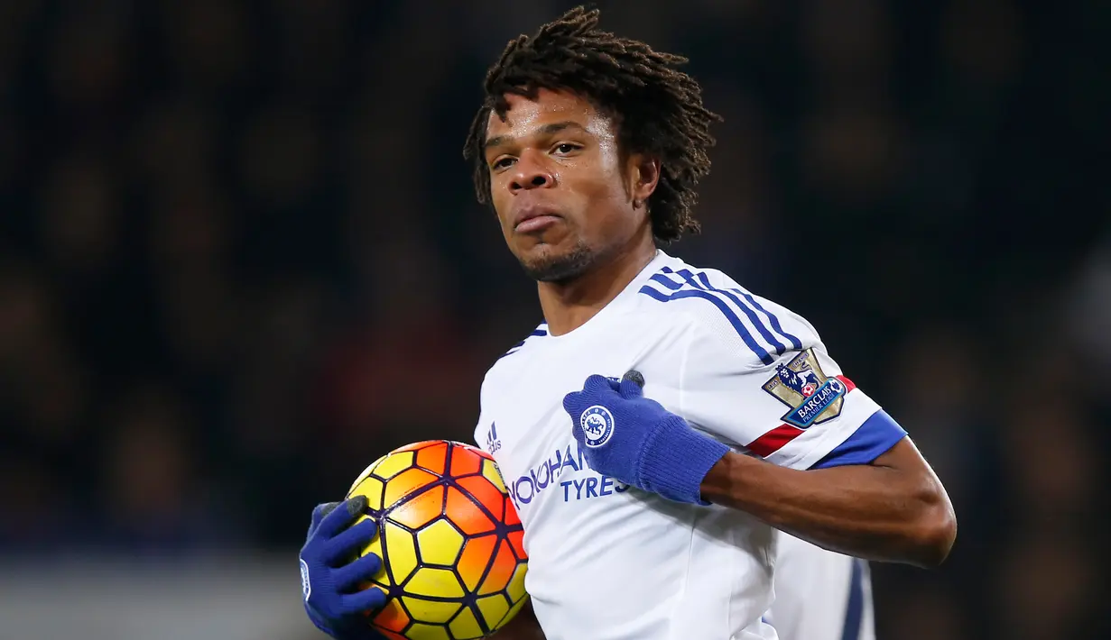 Penyerang Chelsea, Loic Remy melakukan selebrasi usai mencetak gol kegawang Leicester City pada lanjutan liga Inggris di King Power Stadium, Liecester (15/12). Leicester menang atas Chelsea dengan skor 2-1. (Reuters/Andrew Yates)