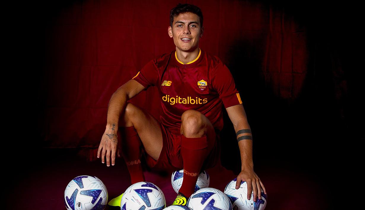 Paulo Dybala. Striker Argentina berusia 28 tahun ini baru saja didatangkan AS Roma dari Juventus mejelang bergulirnya musim 2022/2023. Ia meninggalkan Juventus, klub yang telah dibelanya selama 7 musim dengan status bebas transfer dengan durasi kontrak hingga Juni 2025. Bersama Juventus ia total tampil dalam 293 laga di semua ajang dengan torehan 115 gol dan 48 assist. (twitter/@officialasroma)