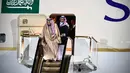 Raja Arab Saudi, Salman bin Abdulaziz Al Saud menuruni tangga eskalator dari pesawat pribadi saat tiba di Vnukovo International Airport, Rusia, 4 Oktober 2017. Eskalator emas milik Raja Salman macet setelah bergerak beberapa saat. (Alexander NEMENOV/AFP)