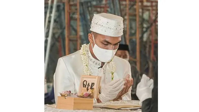 5 Momen Pernikahan Bek Persebaya Rachmat Irianto dan Siti Qonita, Khidmat
