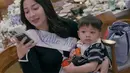 Hadir pula Baby Issa dikejutan baby shower calon adiknya tersebut. Baby Issa pun serasi dengan sang mamah mengenakan atasan hitam. [@fitrihardiyanti088]