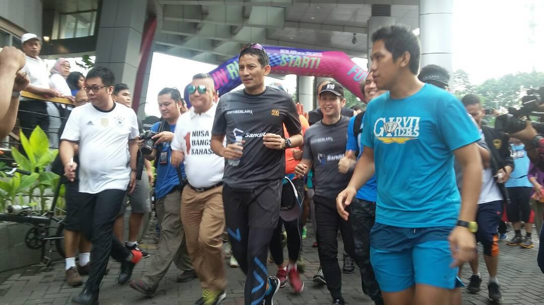 Wakil Gubernur DKI terpilih Sandiaga Uno lari bersama warga di CFD Jakarta. (Liputan6.com/Lizsa Egeham)