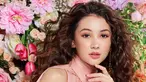 Sandrinna Michelle begitu menawan di pemotretan terbarunya. Aktris berusia 16 tahun itu tampil dengan gaya rambut keriting. Warna rambut cokelatnya pun menambah aura kebulean dari parasnya. Di usia ABG tersebut, Sandrinna disebut kerap berpenampilan lebih dewasa dari usianya. Namun, pandangan itu tertutupi dengan visualnya yang memukau. (Liputan6.com/IG/@sandrinna_11)