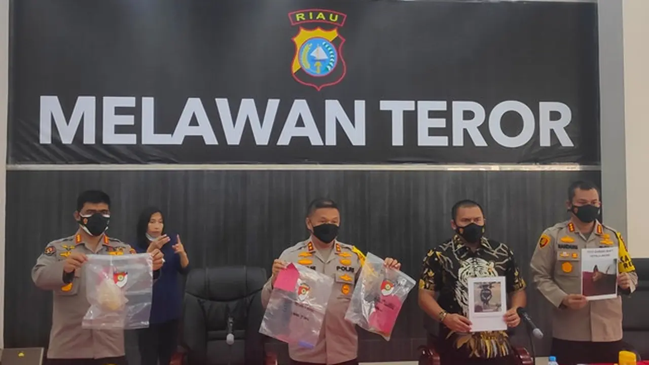 Kapolda Riau Irjen Agung Setya Imam Effendi dalam konferensi pers pengungkapan teror kepala anjing.