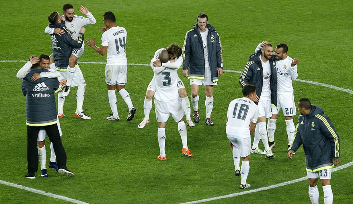 Para pemain Real Madrid merayakan kemenangan atas Barcelona pada laga La Liga Spanyol di Stadion Camp Nou, Barcelona, Minggu (3/4/2016) dini hari WIB. Barcelona takluk 1-2 dari Real Madrid. (AFP/Pau Barrena)