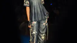 Model berpose di atas catwalk membawakan busana Autumn Winter 2018 karya desainer asal India, Vineet Bahl selama Amazon India Fashion Week di New Delhi (15/3). (AFP Photo/Chandan Khanna)