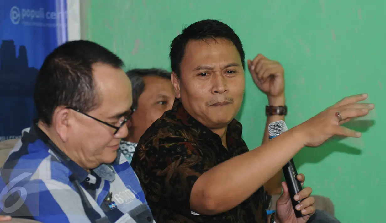 Tim sukses pasangan Cagub DKI Jakarta 2017-2022 Anies-Uno, Ali Mardani Sera (kanan) saat menanggapi hasil survei di Jakarta, Kamis (6/10). Survei membahas Arah Suara Pemilih Pilgub DKI. (Liputan6.com/Helmi Fithriansyah)