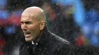 Pelatih Real Madrid, Zinedine Zidane, memberikan arahan kepada anak asuhnya saat melawan Eibar pada laga La Liga di Stadion Santiago Bernabeu, Sabtu (6/4). Real Madrid menang 2-1 atas Eibar. (AFP/Gabriel Bouys)