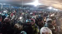 Kendaraan Pemudik Terus Tiba ke Merak, Butuh 2 Jam Masuk Feri