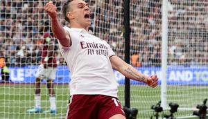 Gelandang Arsenal, Leandro Trossard, merayakan gol pertama timnya dalam pertandingan sepak bola Liga Inggris antara West Ham United melawan Arsenal di Stadion London, London timur, pada 10 Mei 2026. (Adrian Dennis / AFP)
