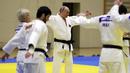 Presiden Vladimir Putin melakukan pemanasan sebelum mengikuti sesi latihan judo bersama atlet nasional Rusia di Sochi, Kamis (14/2). Judo merupakan salah satu olahraga kegemaran Putin yang telah digeluti sejak masa muda. (Mikhail KLIMENTYEV/SPUTNIK/AFP)
