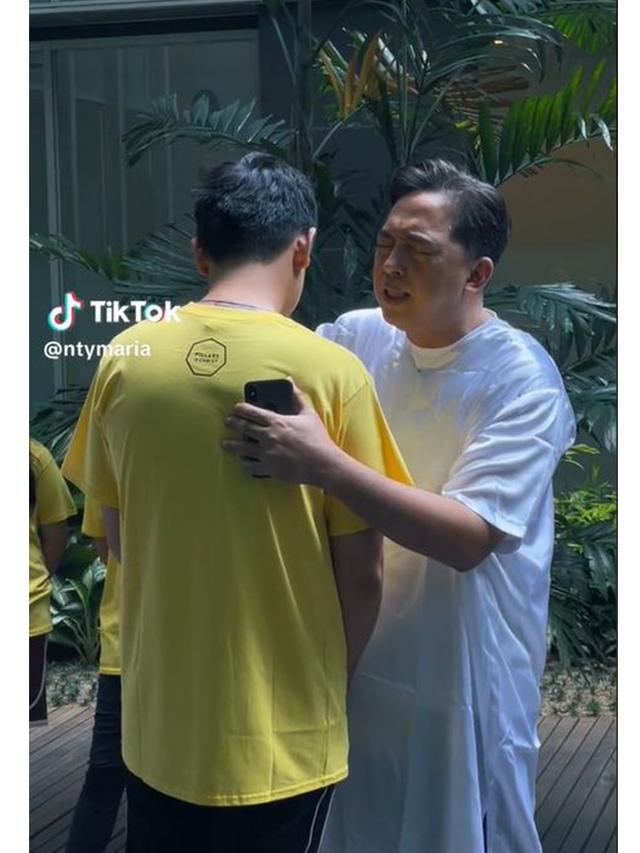 6 Potret Rayn Wijaya Jalani Pembaptisan, Ranty Maria Bagikan Prosesnya