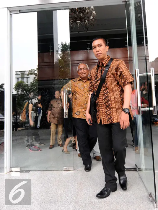Plt Ketua KPK, Taufiqurahman Ruki keluar dari gedung baru Tipikor, Jakarta, Senin (16/11/2015) Kedatangan Ruki untuk mengetahui kesiapan serta kekurangan dari ruangan Para Jaksa KPK. (Liputan6.com/Helmi Afandi)