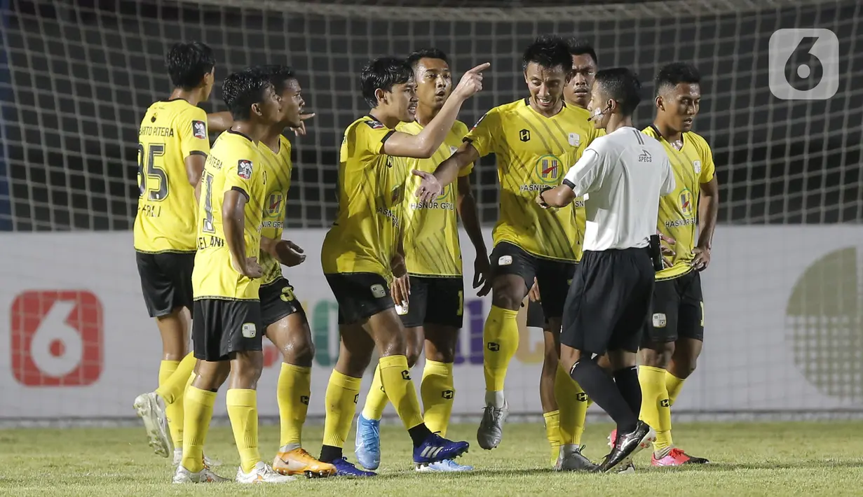Pemain Barito Putera memprotes keputusan wasit M. Adung yang memberikan penalti kepada Arema FC dalam pertandingan babak penyisihan Piala Menpora 2021 di Stadion Manahan, Solo, Kamis (25/3/2021). Arema FC kalah 1-2. (Bola.com/Arief Bagus)
