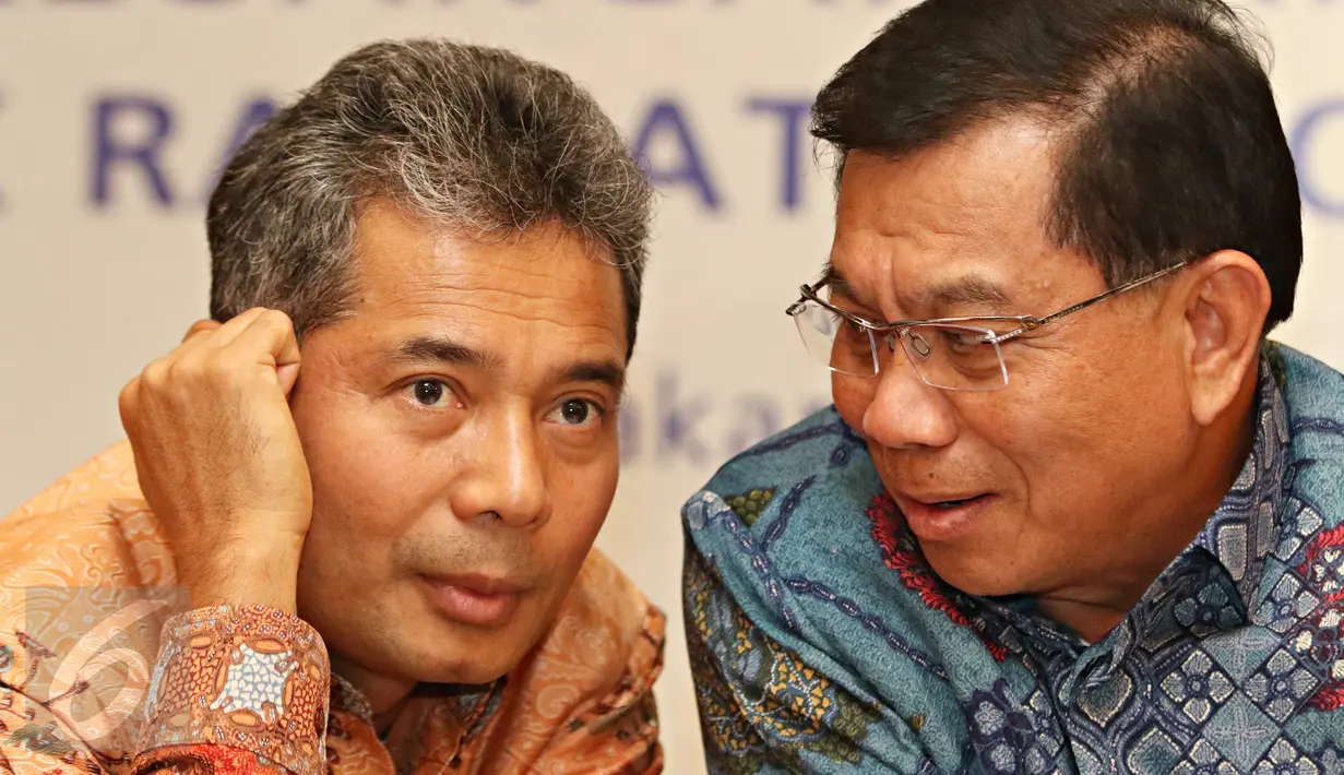 Wakil Dirut BRI Sunarso (kiri) dan Dirut BRI Asmawi Syam memberi keterangan pers terkait Laporan Kinerja Keuangan Triwulan III Tahun 2015 di Jakarta, Kamis (22/10/2015). Total kredit yang disalurkan BRI mencapai Rp518,9 T (Liputan6.com/Immanuel Antonius)