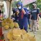 Bupati Ipuk menjajal durian Songgom Banyuwangi. (Dian Kurniawan/Liputan6.com)