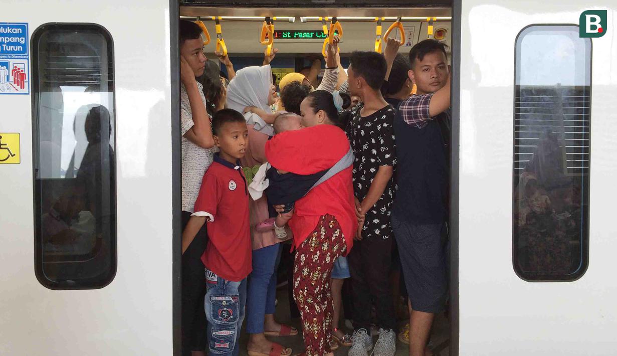 Para penumpang menaiki kereta di Stasiun LRT Palembang, Sumatra Selatan, Minggu (5/7/2018). LRT ini akan menjadi salah satu solusi transportasi saat Asian Games mendatang. (Bola.com/Reza Bachtiar)