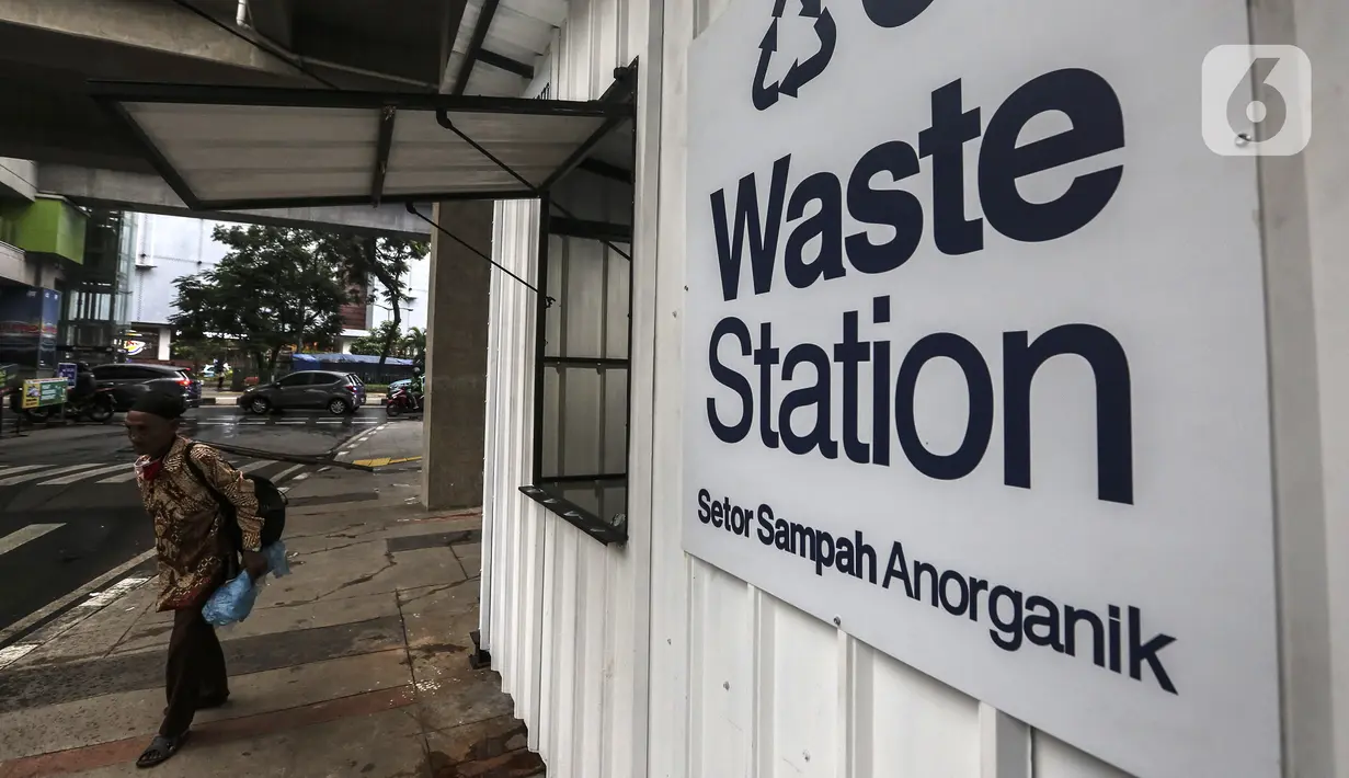 Warga berjalan di drop point rekosistem yang berada di Stasiun MRT Blok M, Jakarta, Jumat (5/3/2021). Sampah anorganik yang diterima kemudian dipilah dan didistribusikan ke pengolah sebagai bahan baku proses daur ulang. (Liputan6.com/Johan Tallo)