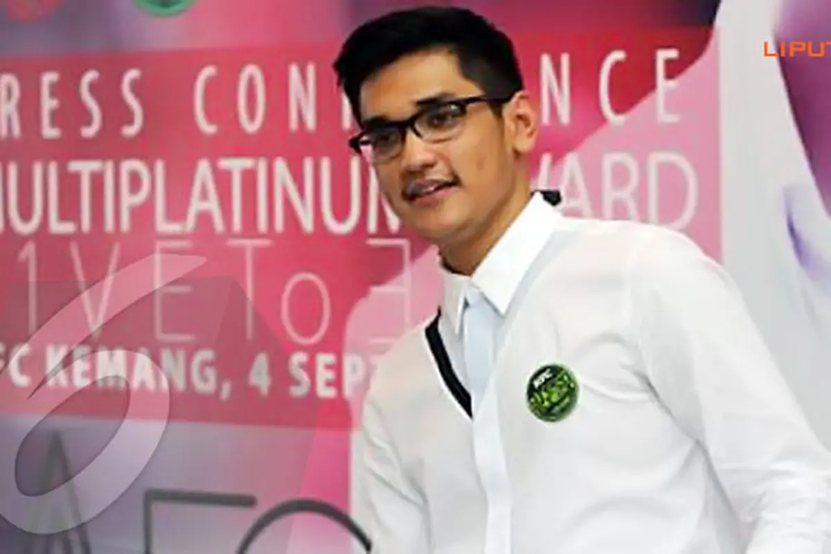 afgan-singer-130904c.jpg