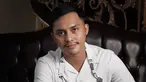 Fadel Islami belakangan ini tampak menumbuhkan kumis dan berewok tipis di wajahnya hingga terlihat makin macho. (FOTO: instagram.com/fadelislami__/)