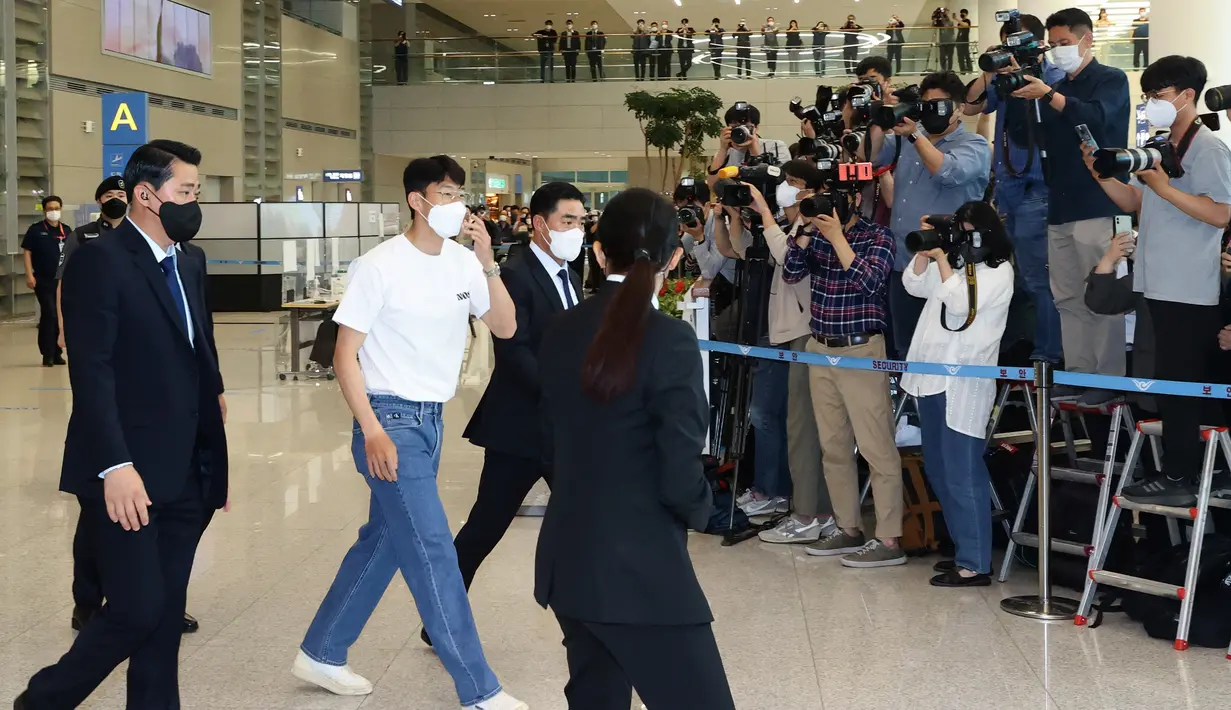 <p>Penyerang Tottenham Hotspur asal Korea Selatan Son Heung-min saat tiba di Bandara Internasional Incheon, Seoul (24/5/2022). Son Heung-min resmi menjadi top skor Liga Inggris 2021-2022 dan masuk dalam buku sejarah Liga Inggris. (AFP/Yonhap)</p>