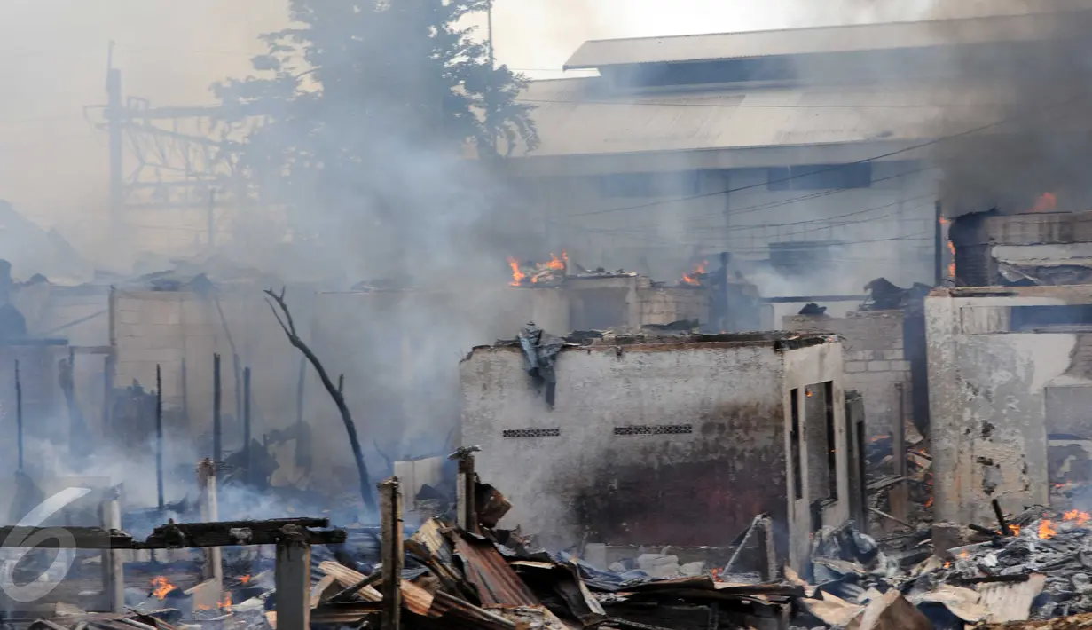 Kepulan asap dan api masih terlihat dari sisa kebakaran di kawasan padat penduduk Bukit Duri, Jakarta, Kamis (24/12). Kebakaran yang menghanguskan sekitar 70 petak rumah itu masih dalam penyelidikan pihak terkait. (Liputan6.com/Helmi Afandi)