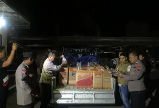 Polsek Jakenan gagalkan distribusi ribuan botol Arak Bali ilegal siap edar. (Liputan6.com/Arief Pramono)