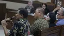 Tersangka suap kerja sama pengangkutan pupuk, Bowo Sidik Pangarso (kiri) memberi keterangan sebagai saksi pada sidang lanjutan suap dengan terdakwa, Asty Winasti di Pengadilan Tipikor Jakarta, Rabu (26/6/2019). (Liputan6.com/Helmi Fithriansyah)
