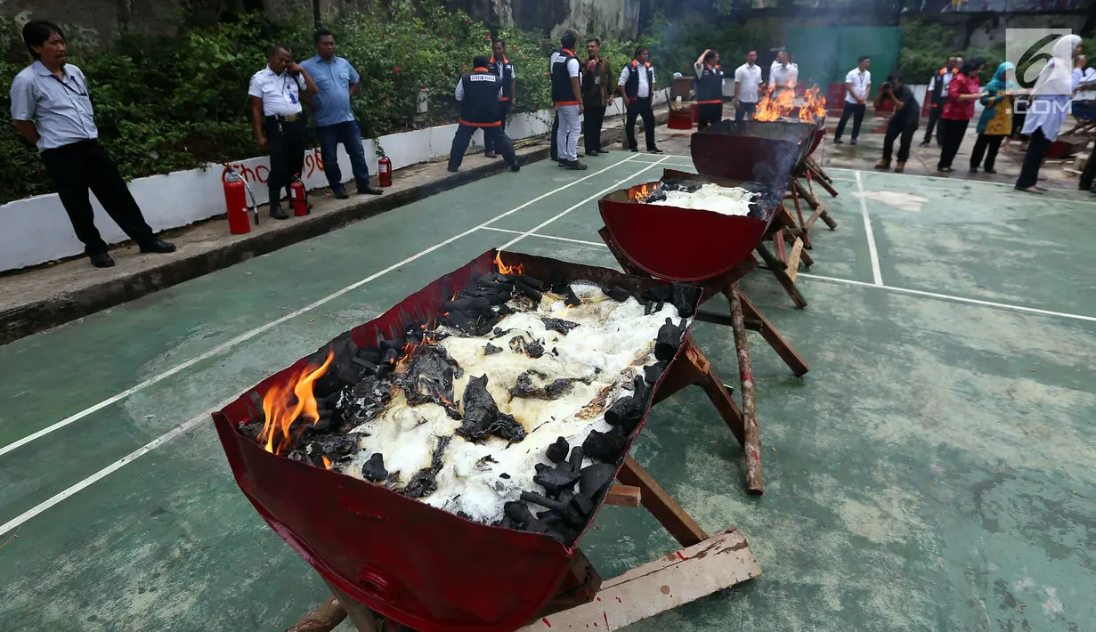 Gula kristal yang sudah kedaluwarsa hasil sitaan Kementerian Perdaganagan dibakar di Kemendag, Jakarta Kamis (28/9). Petugas dari Kemendag berhasil menyita sebanyak 21,3 ton Gula Kristal dan 47,9 ton daging beku kedaluwarsa. (Liputan6.com/JohanTallo)