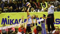 Pebola voli putri Jakarta Electrik PLN, Aprilia Manganang melakukan smes ke tim Jakarta Pertamina Energi pada final four Proliga 2017di GOR C'Tra Arena, Bandung, Minggu (16/4). Jakarta Electrik PLN menang dengan skor 3-1. (Liputan6.com/Yoppy Renato)