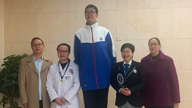 Miliki Tinggi 2,21 Meter, Remaja 14 Tahun Raih Gelar Guiness World Record