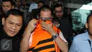 Pimpinan DPRD Muba, Darwin AH usai menjalani pemeriksaan KPK, Jakarta, Selasa (15/12/2015). Darwin diperiksa terkait kasus dugaan suap LKPJ 2014 Bupati Muba, Pahri Azhari dan pengesahan APBD 2015 Kabupaten Muba. (Liputan6.com/Helmi Afandi)
