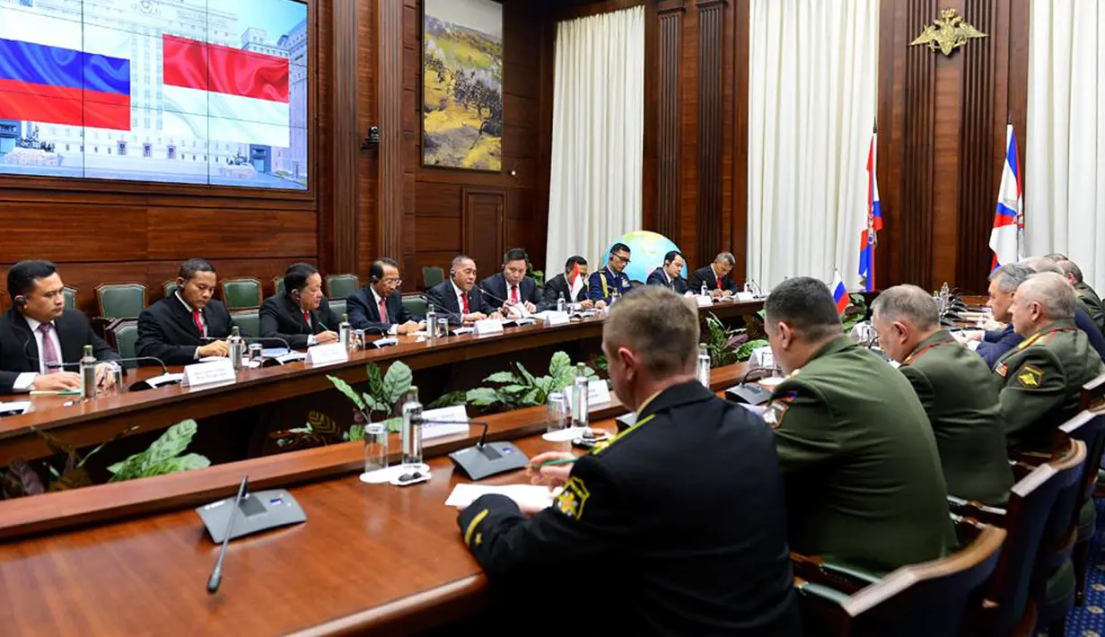 Menhan RI Ryamizard Ryacudu memimpin delegasi Kementerian Pertahanan RI (kiri) bertemu Kementerian Pertahanan Rusia saat bilateral meeting di Kantor Pusat Kemenhan Rusia, Znamenka Ulitsa Moscow, Rabu (6/2). (Liputan6.com/HO/Puskom Kemhan)