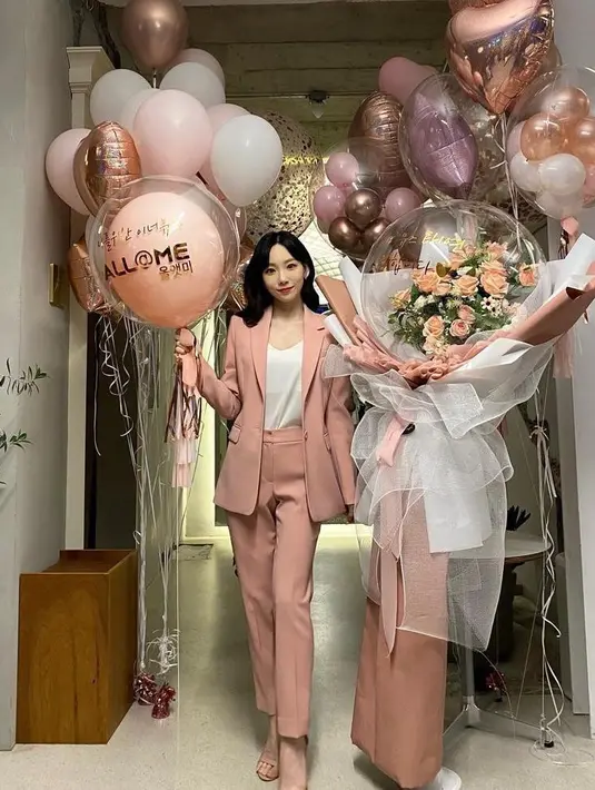 Untuk look smart casual, bisa padukan blazer dan pants warna senada dengan blouse warna putih. Menawan! (Instagram/taeyeon_ss).