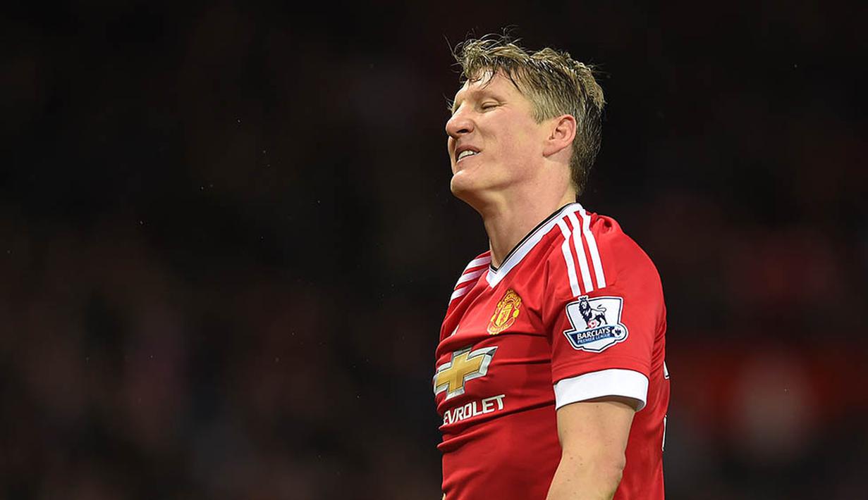 6. Bastian Schweinsteiger, Bayern Munchen, dahulu dirinya memulai karier dengan posisi gelandang serang tetapi posisinya dipindah menjadi gelandang bertahan dan posisi itu membuatnya jadi bintang dunia. (EPA/Peter Powell) 